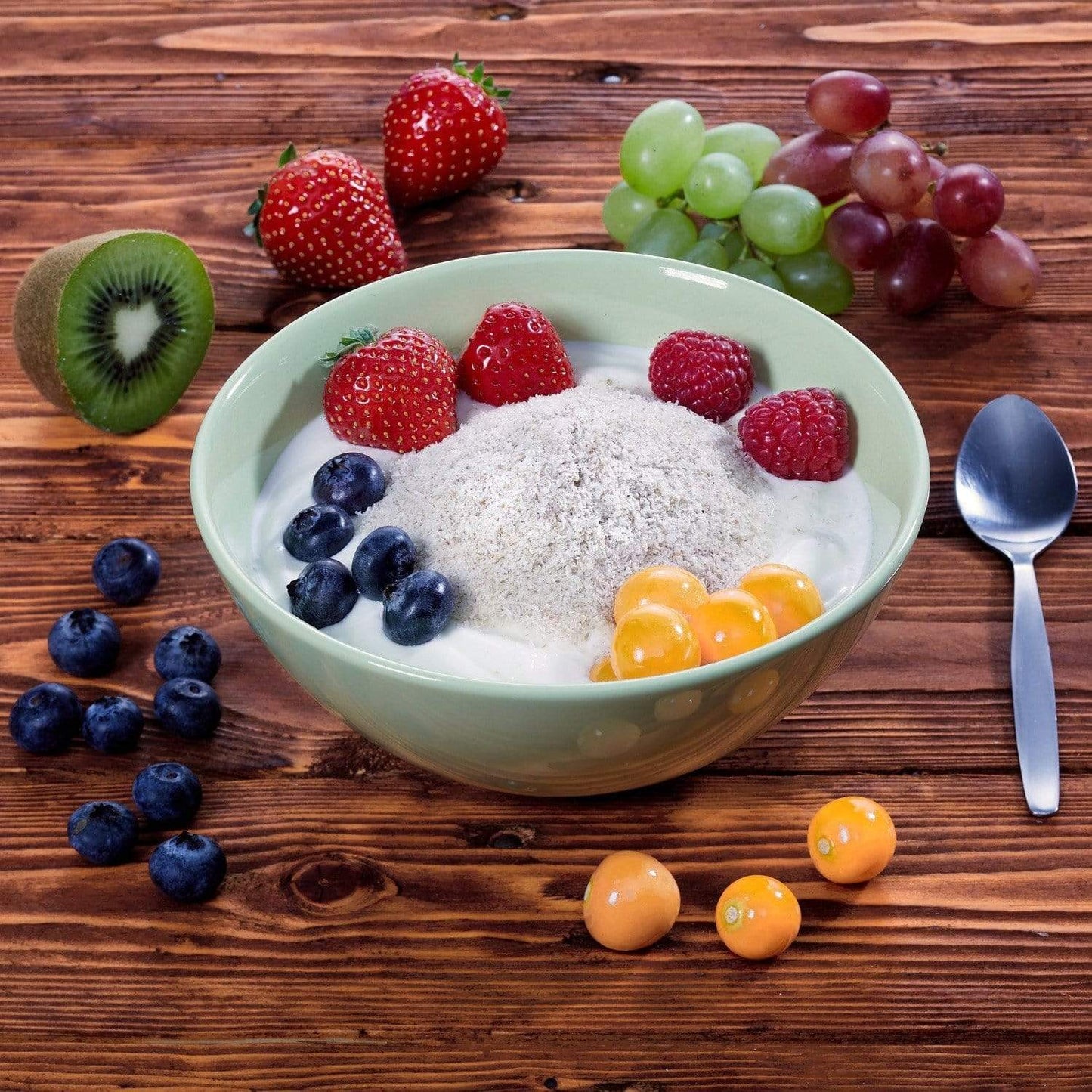 vitamin c erbeeren kiwi physalis joghurt frühstück bowl